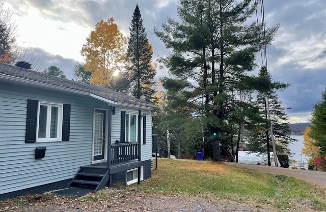 Peaceful escape at the Au Ciel Bleu cottage near Grand Lac Brompton.