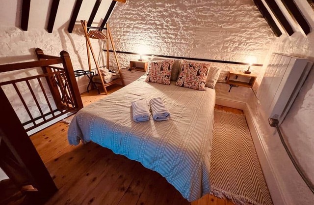 The Dog House, Mere - Dog Friendly Cottage with Parking