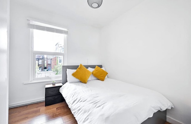 That Cosy Stay Stylish Bed Apartment in Vibrant E10 WR22A