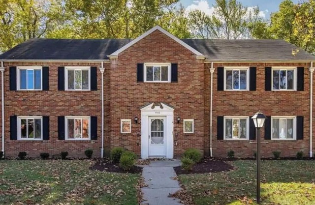 Ottawa Hills Hillandale House Cozy Condo in the charming village w/WiFi, AC