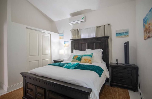Charming 1-bedroom house with WiFi and AC 20 min from Kingston