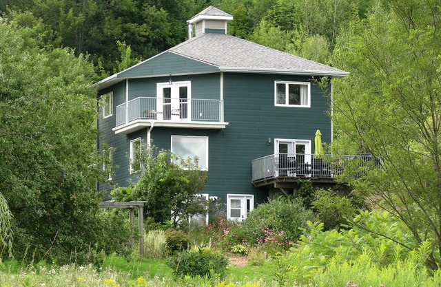Secluded, peaceful country house on a magnificent 5-acre site.