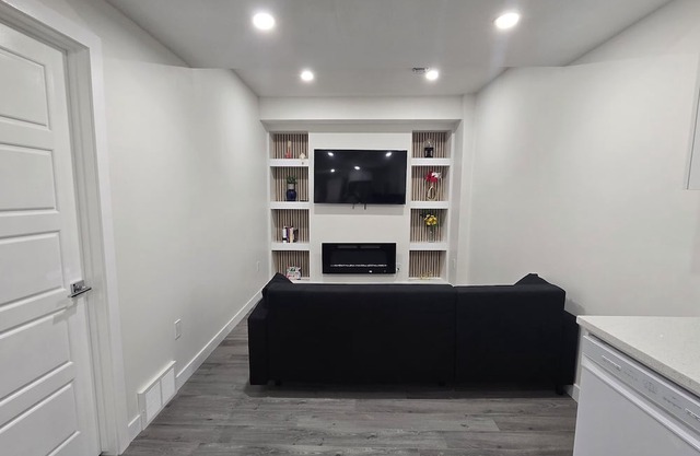 Modern Cozy 1-Bed Basement Apartment Suite | Private Entry & All Essentials
