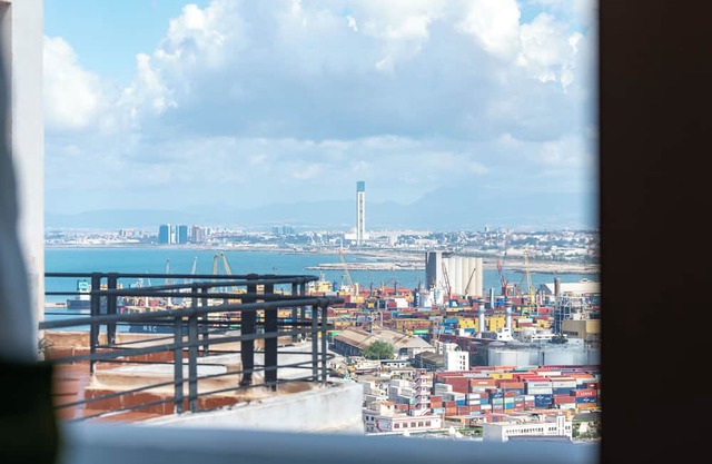 Crossed views: city sea
