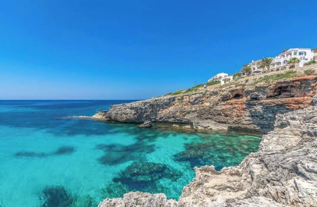 Spectacular and spacious villa on the seafront, close to the beach.