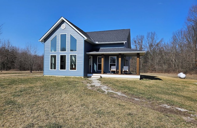 Charming 2-bedroom secluded house in Sunbury with WiFi, AC 7 acres