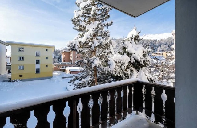 Modern Apartment, Near to Skiing Scenic Lake Views