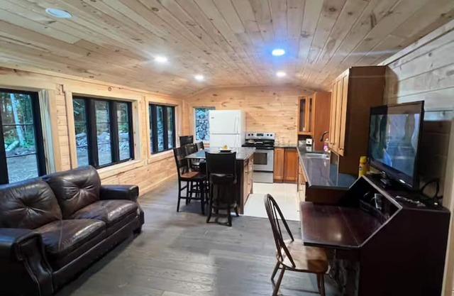 Charming 1-bedroom house with WiFi, Fireplace, Wooded Walking Trails