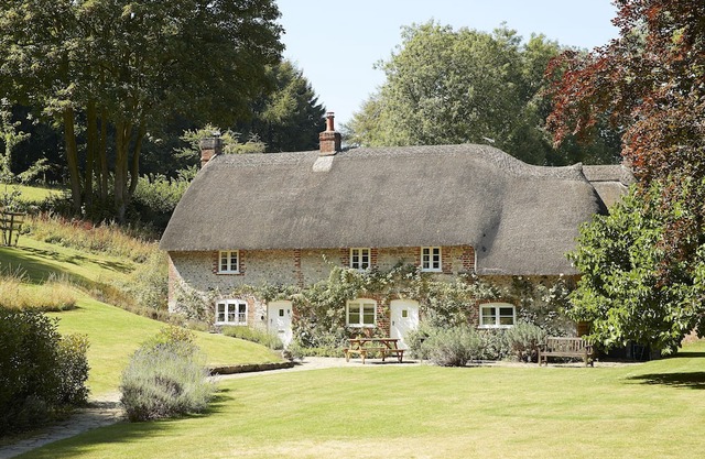 This beautiful 300-year-old detached thatched cottage nestled within the stunning Cranborne Chase.