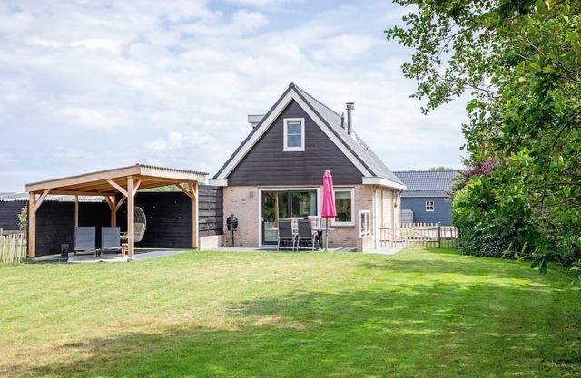 Holiday home near dunes with wellness garden