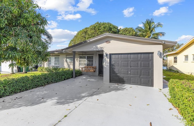 Lakefront 3BR Home in Tamarac – Peaceful Views & Cozy Comfort