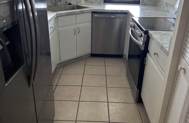FORT MYERS GETAWAY! 2-bedroom condo with WiFi, AC