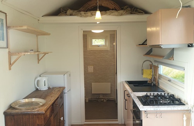 Minihouse with nice view, and access to recording studio and/or work space.