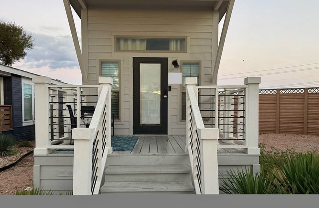 Cozy cabin in charming Austin with WiFi, AC