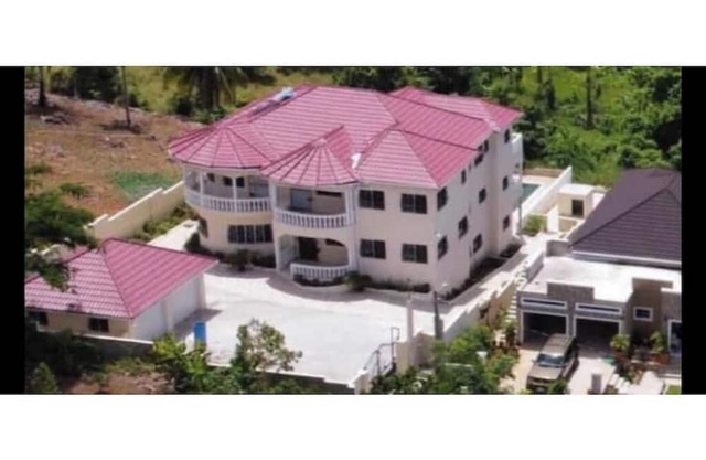 Huntley Mansion.6 Bedrooms-8 Beds-6 bathrooms.Pool