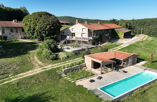 Between vineyards and forest, secluded estate with swimming pool and magnificent view