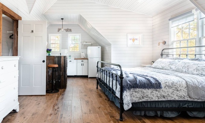 East Side Cabin | The Grant Park Farmhouse- Authentic Southern Charm