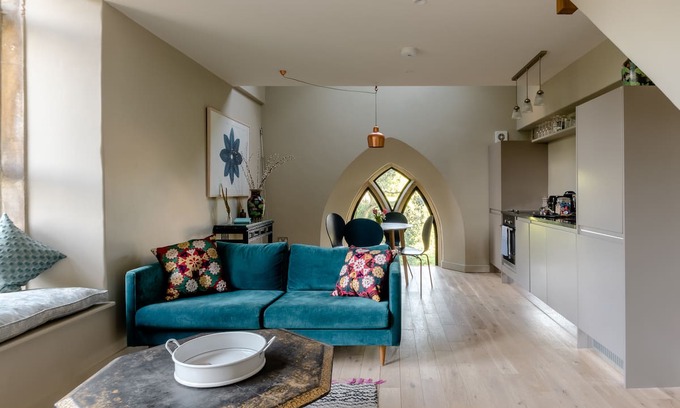 Chipping Norton Apartment | Ultramodern Loft in a Renovated Church in the Cotswolds