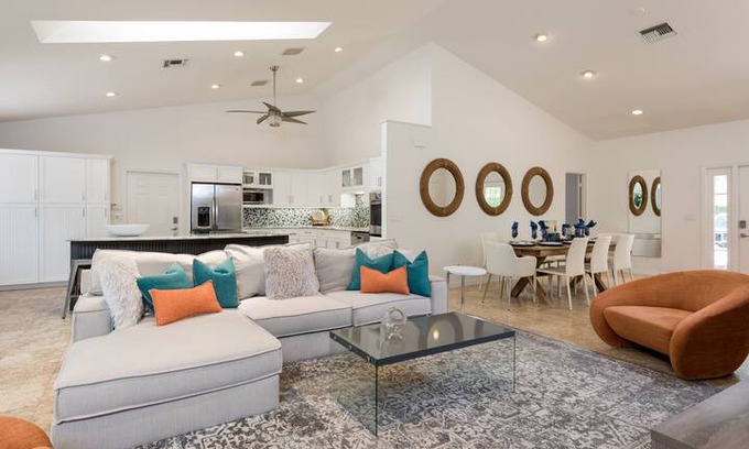 Old Naples House | Olde Naples Lux Home. One block to Beach. Turn Key