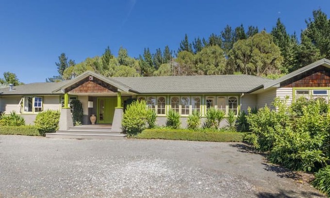 Halcombe House | Rolling Pines (Room 2)
