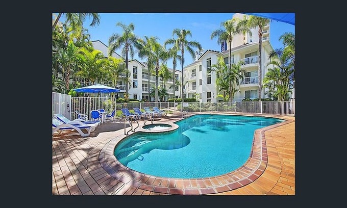 Main Beach Apartment | Chidori Court - Beautiful Garden/Pool view 2 Brm