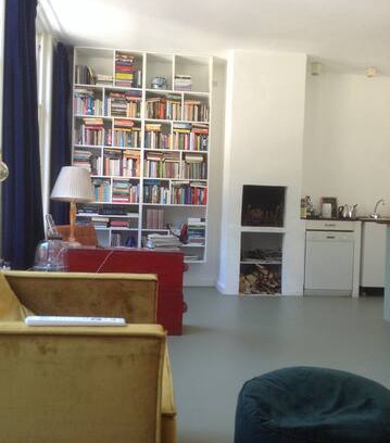 Stationsbuurt House | House in city centre of Haarlem. Suitable for families. Beautiful view on a park, at 2 minutes walk from the station and a 20 minute hike to the beach. Suitable for families With children (age:3+) No groups, no parties,