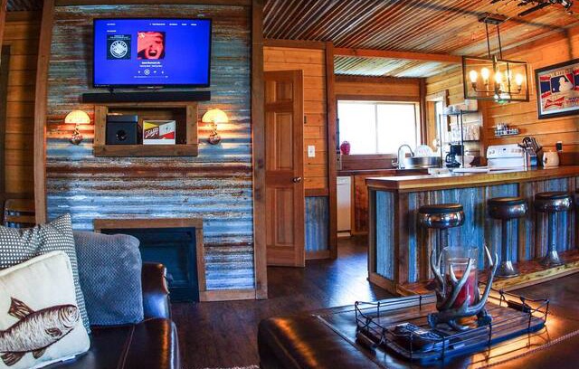 Hayden Island Boat Rental | Rustic Floating Cabin On the Water!