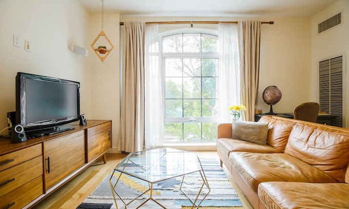 Williamsburg Apartment | Sunny Williamsburg Studio Overlooking the Park