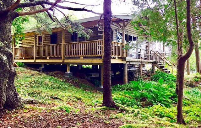 Saint Patrick Cabin | Ocean front log cabin on the Bay of Fundy