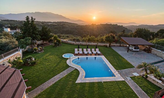 Kaloniktis Apartment | Amazing apt with pool access & Wifi