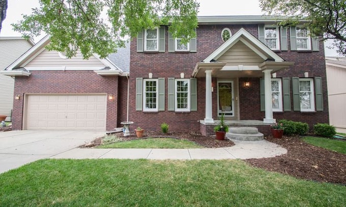 Omaha House | Private apartment in lower level of beautiful home