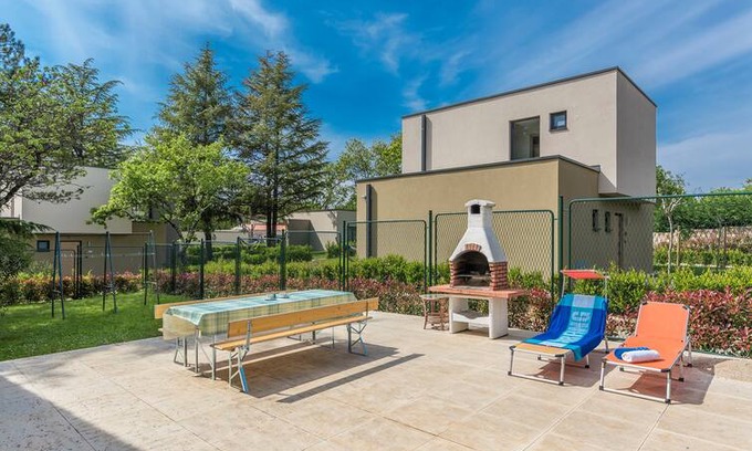 Mali Maj Apartment | Apartment House Materada / Pet Friendly Apartment Materada 2 located on a fenced plot