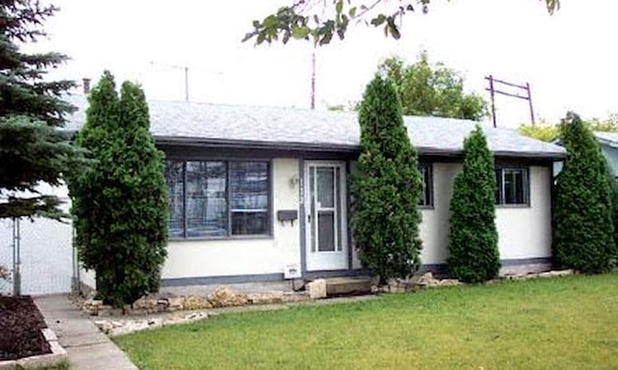 Transcona House | 2 bedroom bungalow in Transcona, close to CN rail