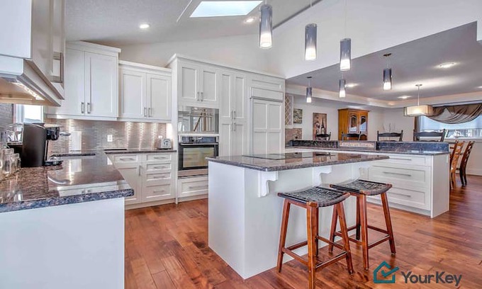 Chestermere House | LAKE FRONT RETREAT- private dock, fire pit & more!