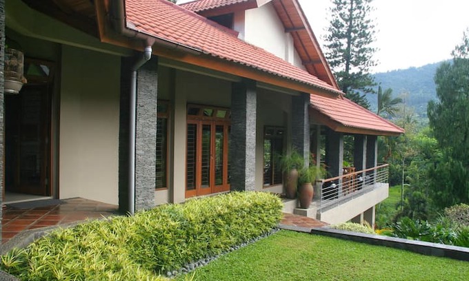 Cisarua Villa | Villa Dewi Sri Cisarua Puncak