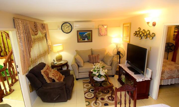 West Cumberland House | Beautiful Portmore Oasis.