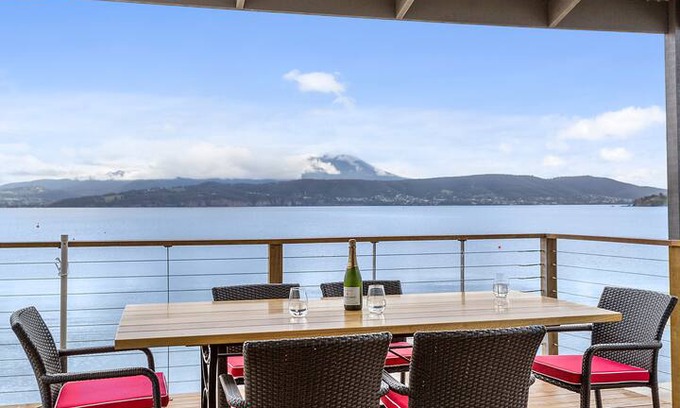 Opossum Bay House | On the Waters Edge