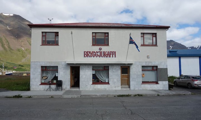 Flateyri House | Bryggjukaffi Hostel / harbour rooms (room #1)