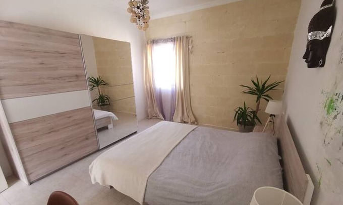 Pembroke Apartment | St Julians/private room , BARS, BUS, BEACH at 150m