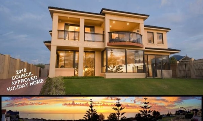 Quinns Rocks House | Le Chateau d'Ocean - ABSOLUTE BEACHFRONT with pool