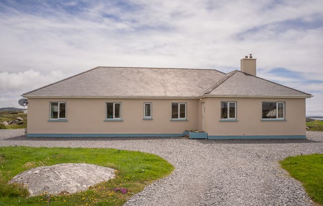 Claddaghduff House | Knockavilra, beachside,Claddaghduff, Connemara