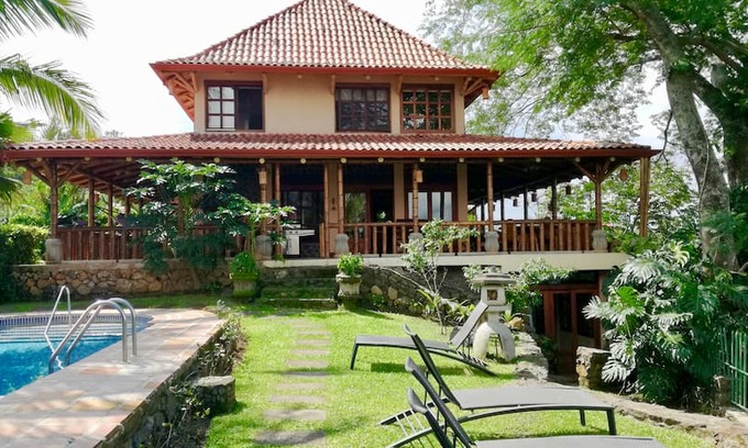 Pan de Azucar House | Atenas bamboo style elegant home