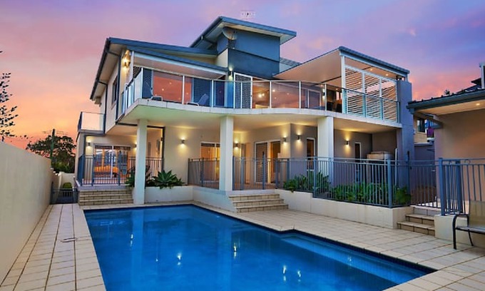 Wamberal House | CASA DEL MAR - POOL, 100m to Beach, 6 Bedrooms