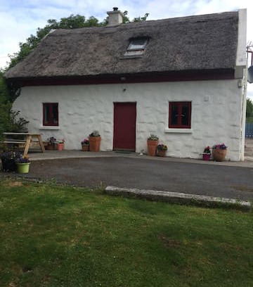 Spiddal Cabin | Beautiful thatched cottage in Spiddal.