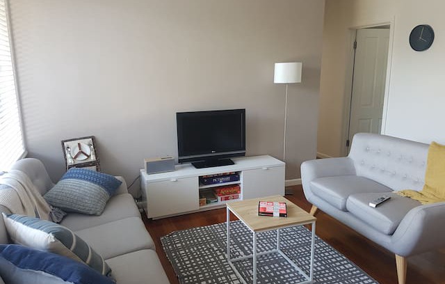 Clifton Hill Apartment | Spacious light-filled apartment in Clifton Hill