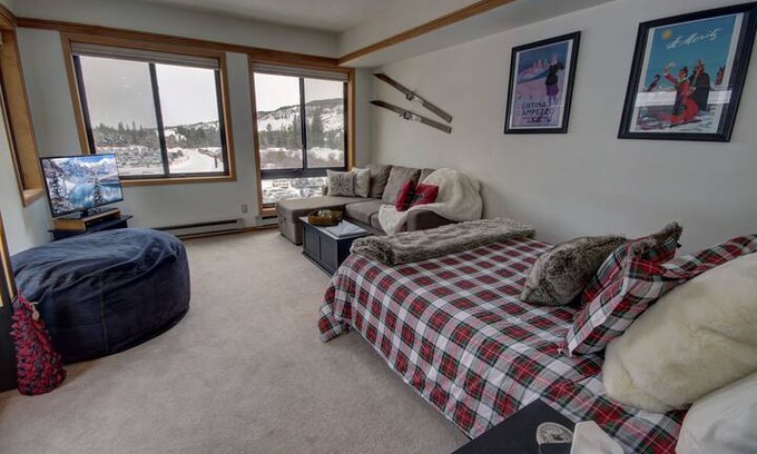 Mountain House Apartment | Slopeside 2746, walk to the lifts, FREE WIFI, quick access, HOT TUB By SummitCov