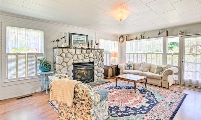 Lincoln City House | Eileen's Cottage - Charming Home and Large Garden Right On Siletz Bay