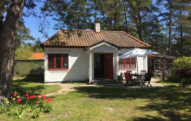 Hollviken House | Liten stuga på grön tomt i fina Höllviken!