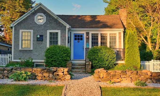 Fairhaven Cabin | Blue Moon at West Island