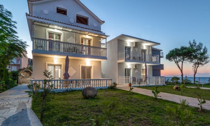 Amoudi Apartment | Villa Antoni Beachfront Apt FS4